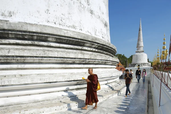 La gente prega a Chedi Phra Baromathat in Nakhon Sri Thammarat, Thailandia — Foto Stock