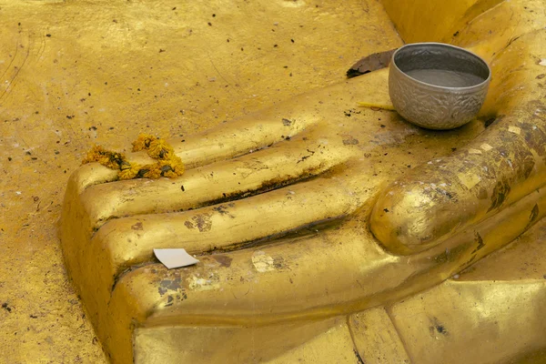 Boeddha hand - deel van standbeeld in Chaiya tempel, Changwat Surat Thani, Thailand. — Stockfoto