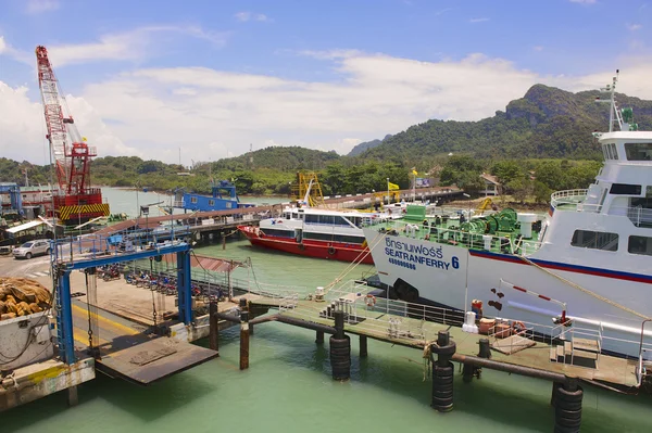 Puerto de ferry en Donsak en la provincia de Surat Thani, Tailandia . —  Fotos de Stock