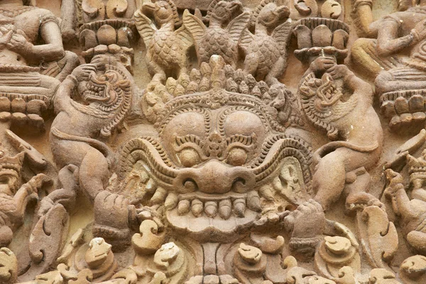 Tallado en piedra en el templo de Prasat Sikhoraphun, Surin, Tailandia . — Foto de Stock