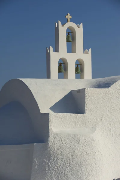 Esterno della bella chiesetta sulla collina vicino Akrotiri, Santorini, Grecia . — Foto Stock