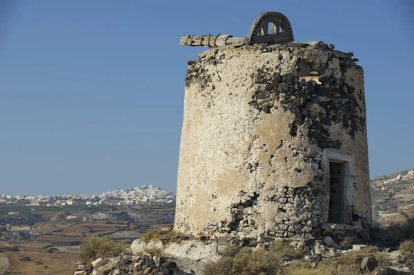 Ruina del antiguo molino de viento en Santorini, Grecia . —  Fotos de Stock