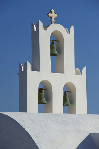 Petit clocher de l'église à Santorin, Grèce . — Photo