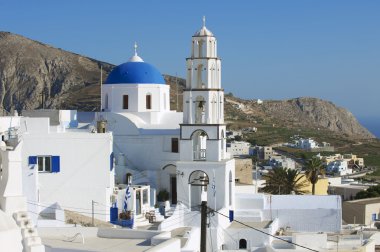 Ortodoks Kilisesi ve çan kulesi Pyrgos Town, Santorini, Yunanistan.