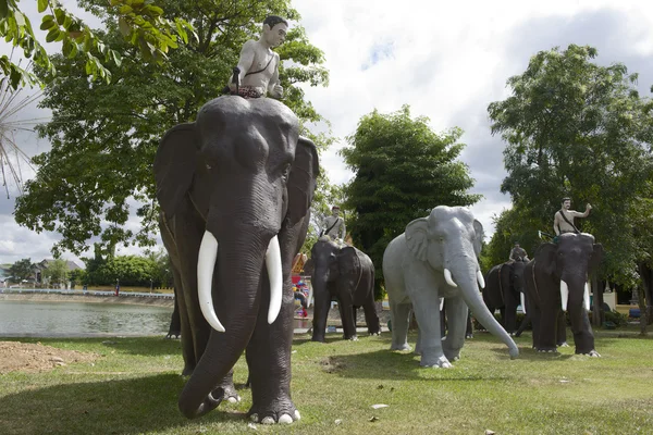 象、スリン市タイの記念碑. — ストック写真