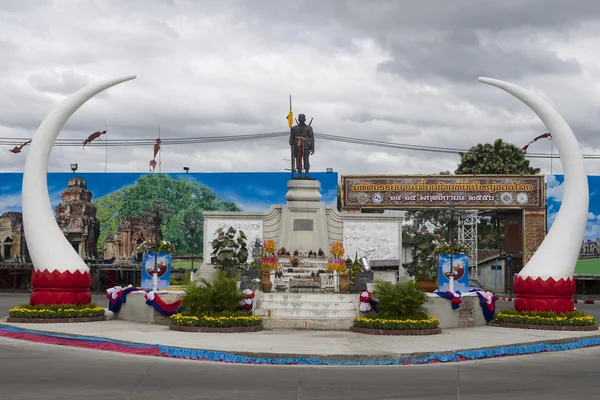 Monumento al fundador de la ciudad de Surin Phaya Surin Phakdi Si Narong Changwang en Surin, Tailandia . — Foto de Stock