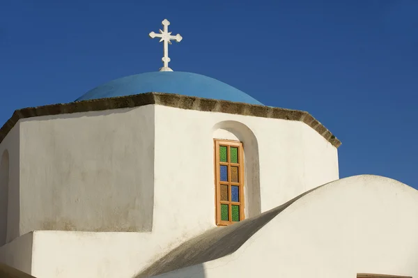 Ortodoxa kyrkan dome och cross i Pyrgos, Santorini, Grekland. — Stockfoto