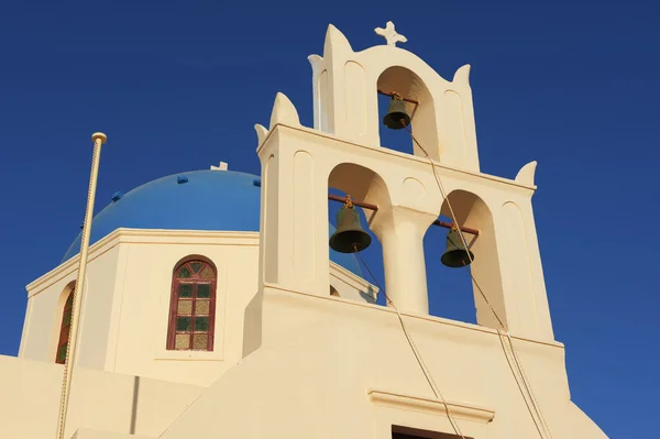 Campanile e cupola di una chiesa ortodossa a Oia, Santorini, Grecia . — Foto Stock
