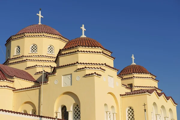 Domos de la iglesia ortodoxa en Kamari, Santorini, Grecia . — Foto de Stock