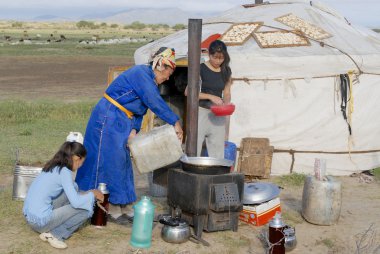 Harhorin, Moğolistan yaklaşık yurt girişinin önünde kadınlar yemek.