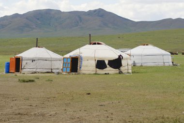 Bozkır Harhorin, Moğolistan dolaylarında yer alan üç Geleneksel Moğol yurts (göçebe çadır).