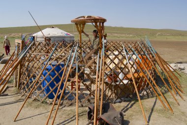 Harhorin, Moğolistan yaklaşık bozkır içinde yurt (ger ya göçebe çadırı) Moğollular montajı.