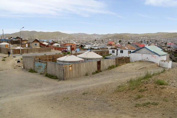 Yurts localizado no subúrbio da cidade em Ulaanbaatar, Mongólia . — Fotografia de Stock
