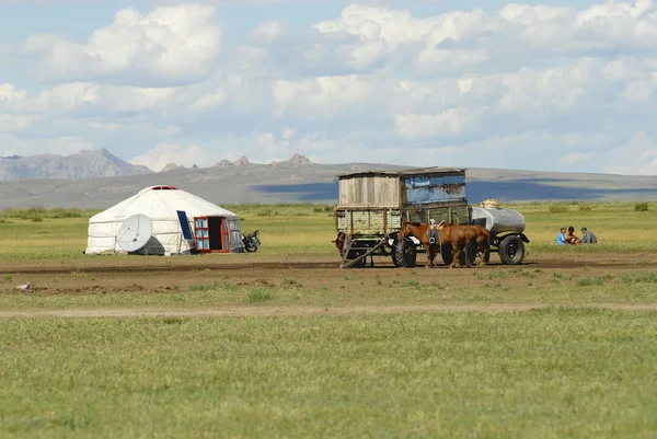 Mongolians have a picnic near the traditional yurt in steppe circa Harhorin, Mongolia. — Stock Photo, Image
