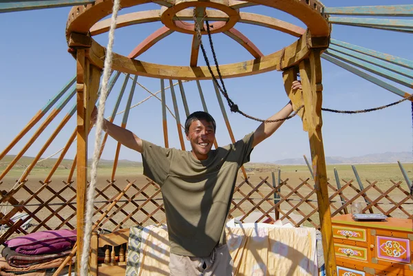 Mongolian man assembles yurt (ger or nomadic tent) in steppe circa Harhorin, Mongolia. — Stock Photo, Image