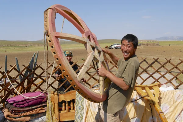 Mongolen monteren yurt (ger of nomadische tent) in steppe circa Harhorin, Mongolië. — Stockfoto