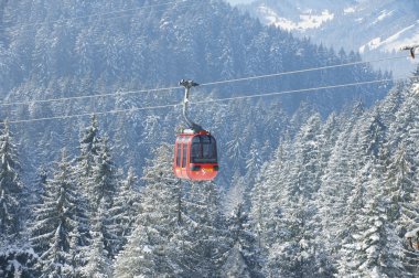Luzern, İsviçre yaklaşık Pilatus Dağı Pilatus teleferik teleferik Gondolu yokuş yukarı taşır.