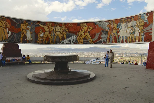 Turiștii explorează monumentul de război Zaisan din Ulaanbaatar, Mongolia . — Fotografie, imagine de stoc
