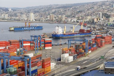 Görüş belgili tanımlık kargo liman ve Binalar şehrin Valparaiso, Şili.