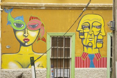 Renkli grafiti sanatının bir dış duvarlar Valparaiso, Şili'deki tarihi şehir merkezinde inşa sunar.