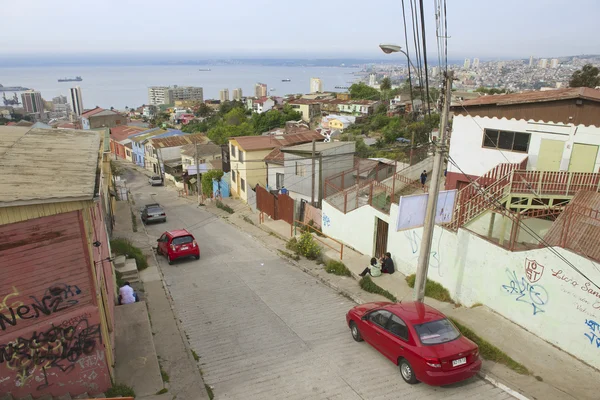 As pessoas apreciam a vista para o porto de Valparaíso a partir da rua área residencial em Valparaíso, Chile . — Fotografia de Stock