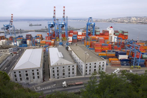 Vista para o porto marítimo de carga de Valparaíso, Chile . — Fotografia de Stock