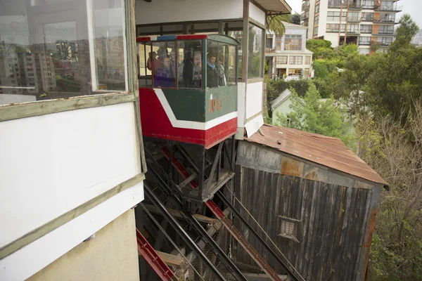 Valparaiso, Şili'deki El Peral füniküler kabinli yolcular aşağı taşı. — Stok fotoğraf