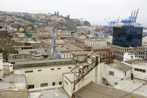 Vista para o centro histórico da cidade de Valparaíso, Chile . — Fotografia de Stock