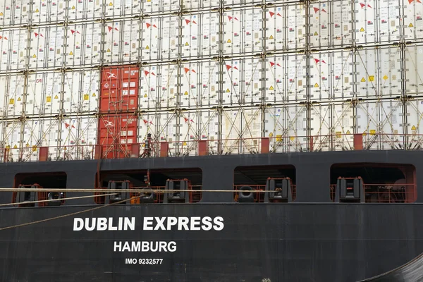 Achterzijde kant van het vrachtschip geladen met containers in Valparaíso (Valparaiso), Chili. — Stockfoto