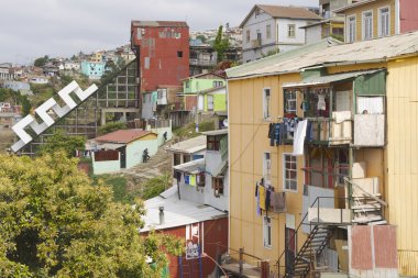 Zavallı yerleşim alanı ve kapalı füniküler Valparaiso, Şili'deki görüntülemek.
