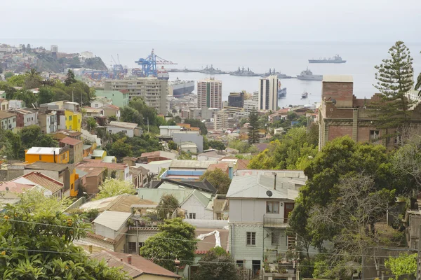 Visa till bostadsområde och hamnen i staden Valparaiso, Chile. — Stockfoto