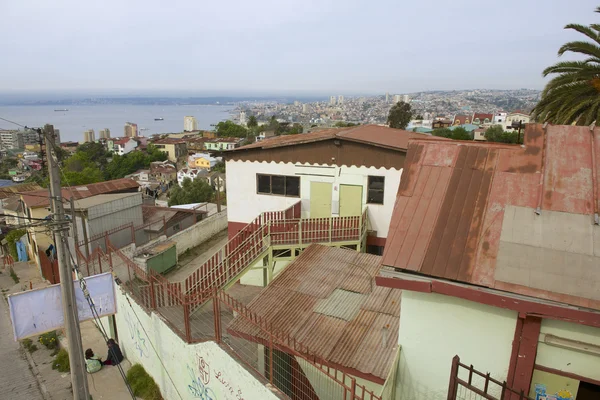 People enjoy the view to Valparaiso harbor from the residential area street in Valparaiso, Chile. — Stock Photo, Image