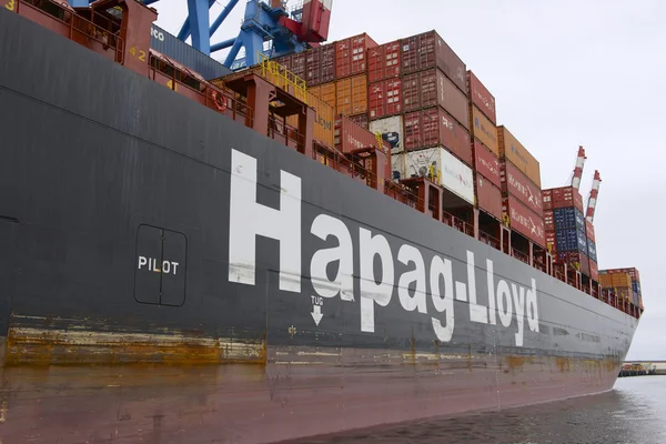 Seite des Frachtschiffs beladen mit Containern in Valparaiso, Chile. — Stockfoto