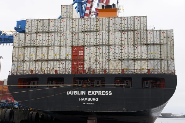 Oor kant van het vrachtschip geladen met containers in Valparaíso (Valparaiso), Chili. — Stockfoto