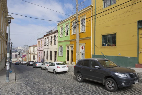 Vista a los coloridos edificios ubicados en la parte histórica de la ciudad de Valparaíso declarada Patrimonio de la Humanidad por la UNESCO en Valparaíso, Chile . — Foto de Stock