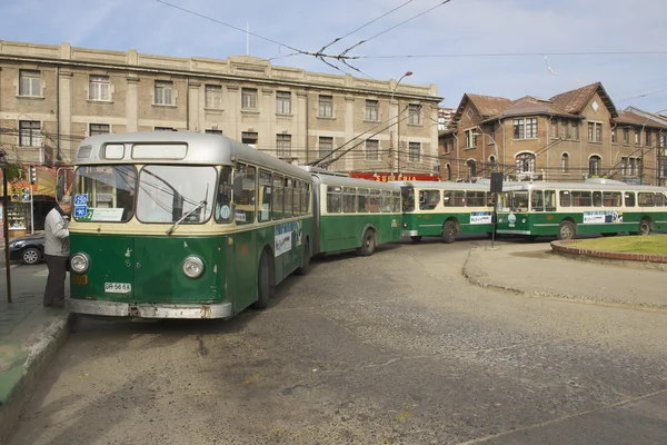 Člověk vstoupí do staré trolejbusy v Valparaiso, Chile. — Stock fotografie