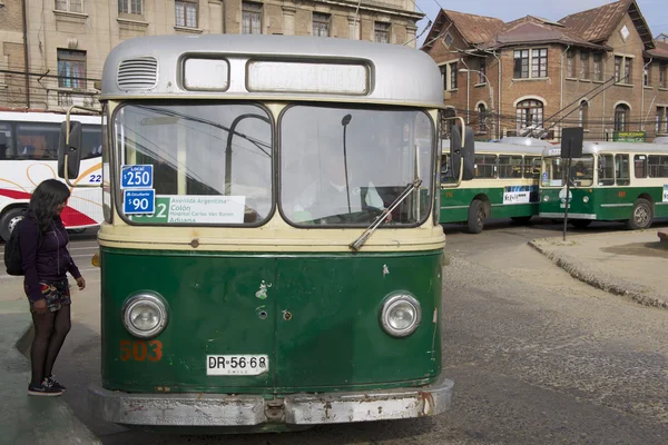 Lady kommer in gamla trådbussar i Valparaíso, Chile — Stockfoto