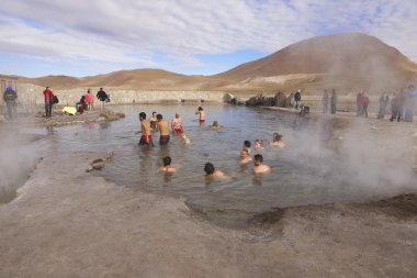 İnsanlar Şili San Pedro de Atacama, yaklaşık El Tatio geysers termal su yıkayın.