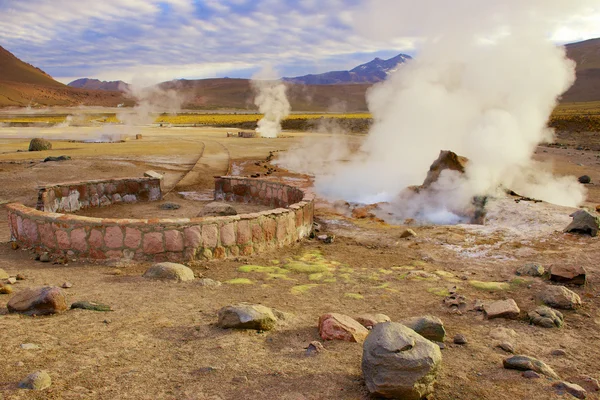 Wunderschöne el tatio Geysire bei Sonnenaufgang, Chili. — Stockfoto