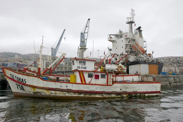 Fiskebåt bunden vid Valparaiso hamnen i Valparaíso, Chile. — Stockfoto