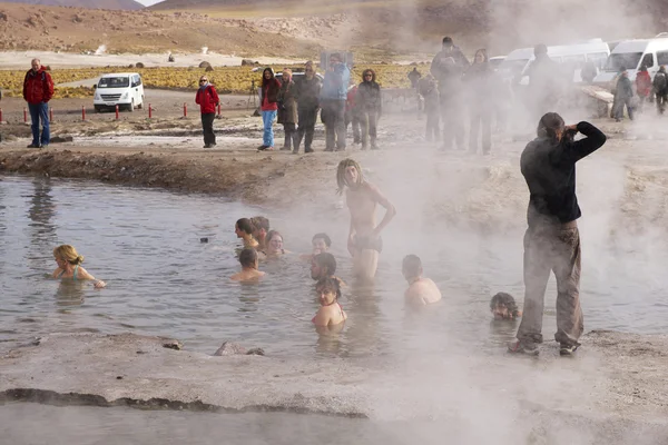 Emberek fürdeni a termálvíz az El Tatio gejzír, cirka San Pedro de Atacama, Chile. — Stock Fotó