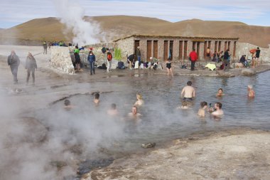 İnsanlar Şili San Pedro de Atacama, yaklaşık El Tatio geysers termal su yıkayın.