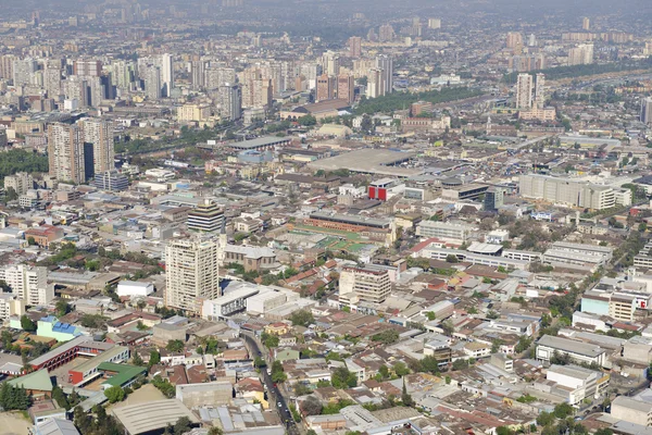 Vista aérea de la ciudad de Santiago con el smog azul desde el Cerro San Cristóbal, Santiago, Chile . —  Fotos de Stock