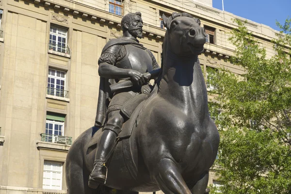 The equestrian monument to the 1st Royal Governor of Chile and founder of Santiago city don Pedro de Valdivia  in Santiago, Chile. — Stock Photo, Image