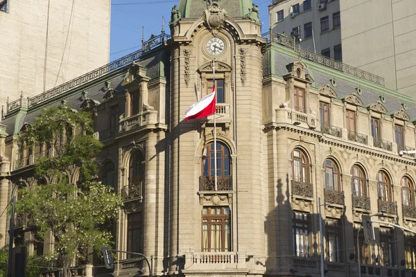 Exterior do edifício de arquitetura colonial na Plaza de Armas em Santiago, Chile . — Fotografia de Stock