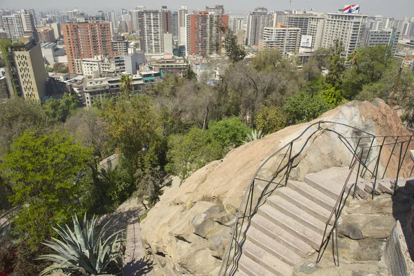 Pohled na centrální část města Santiago z kopce pevnost Santa Lucia v Santiago, Chile. — Stock fotografie