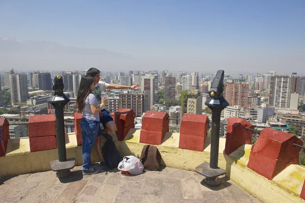 Mladý pár si pohled město Santiago od hill pevnost Santa Lucia v Santiago, Chile. — Stock fotografie