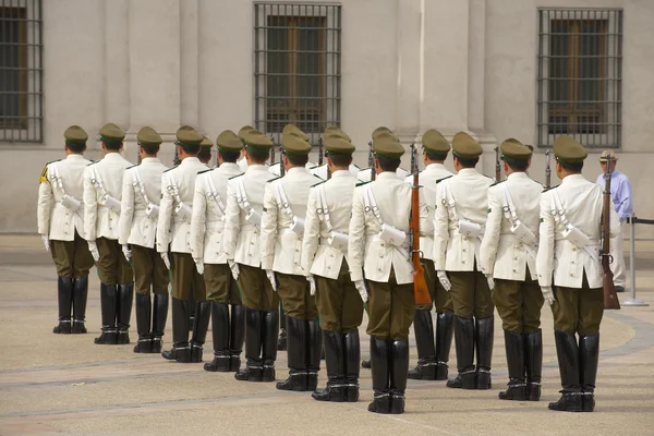 Wojskowy zespół Carabineros uczestniczyć zmiana warty przed pałacem prezydenckim La Moneda w Santiago, Chile. — Zdjęcie stockowe