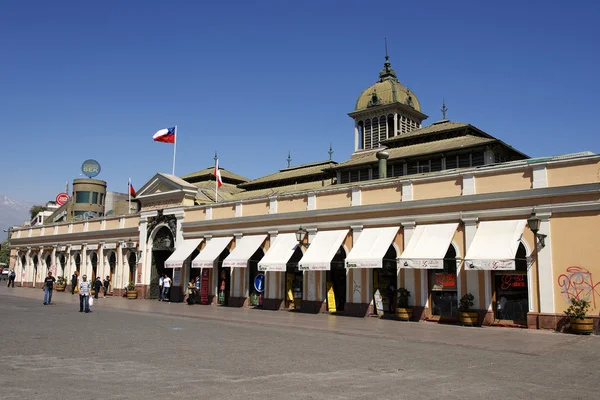 Menschen gehen vor dem zentralen Markt der Stadt santiago in santiago, Chile. — Stockfoto