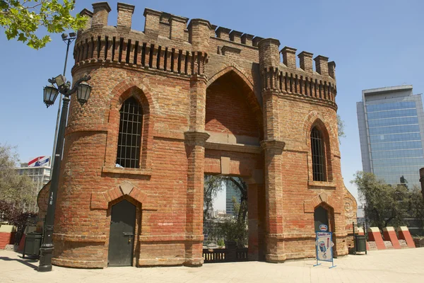 Forte de tijolo vermelho no exterior da colina de Santa Lucia em Santiago, Chile . — Fotografia de Stock